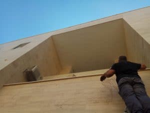 הרחקת יונים ממסתורי כביסה