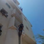 התקנת רשת נגד יונים במרפסת