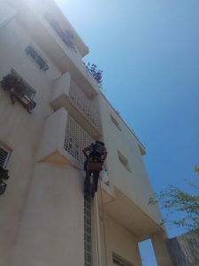 התקנת רשת נגד יונים במרפסת