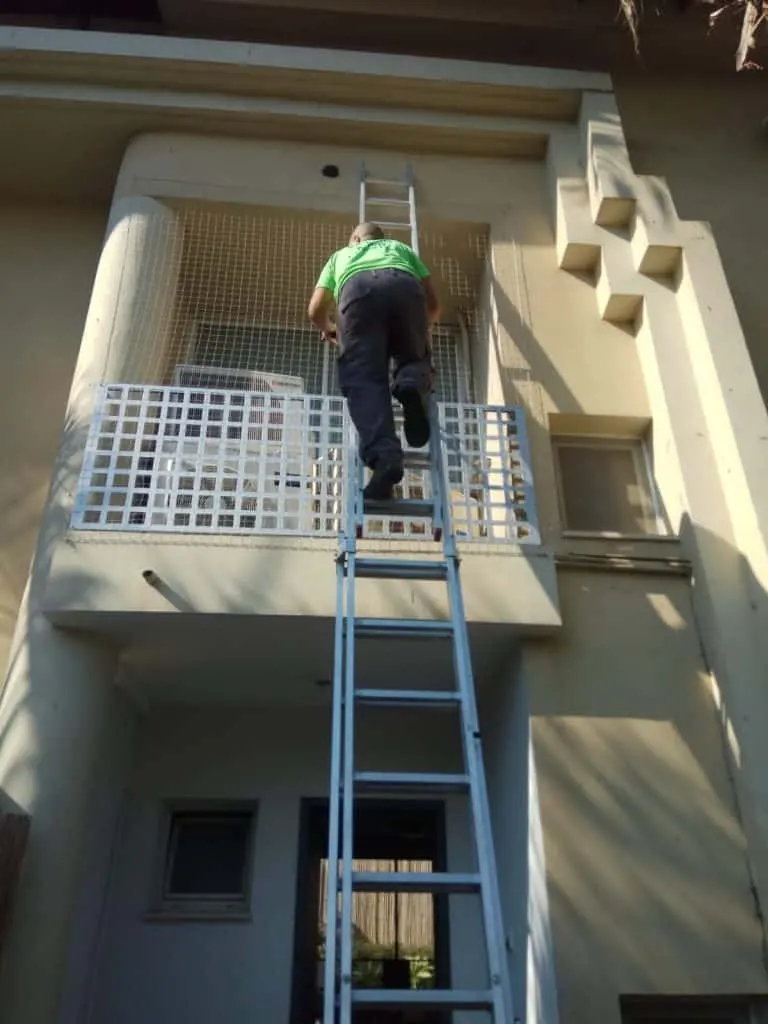 התקנת רשת ליונים במרפסת