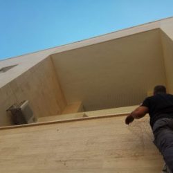 הרחקת יונים ממסתורי כביסה