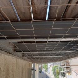 התקנה של רשת להרחקת יונים